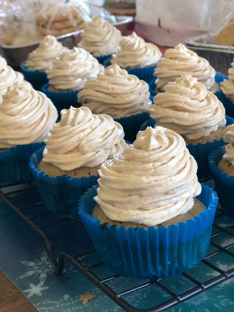 APPLE CIDER CUPCAKES AND BROWN SUGAR CINNAMON BUTTERCREAM