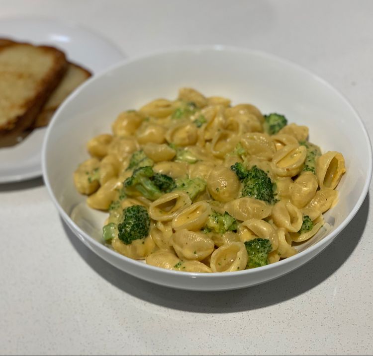 CREAMY BROCCOLI MAC AND CHEESE