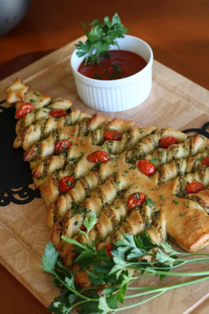 CHRISTMAS TREE SPINACH DIP BREADSTICKS