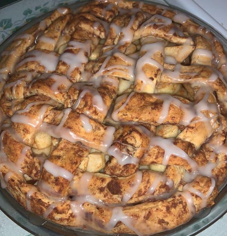 Cinnamon Roll Apple Pie