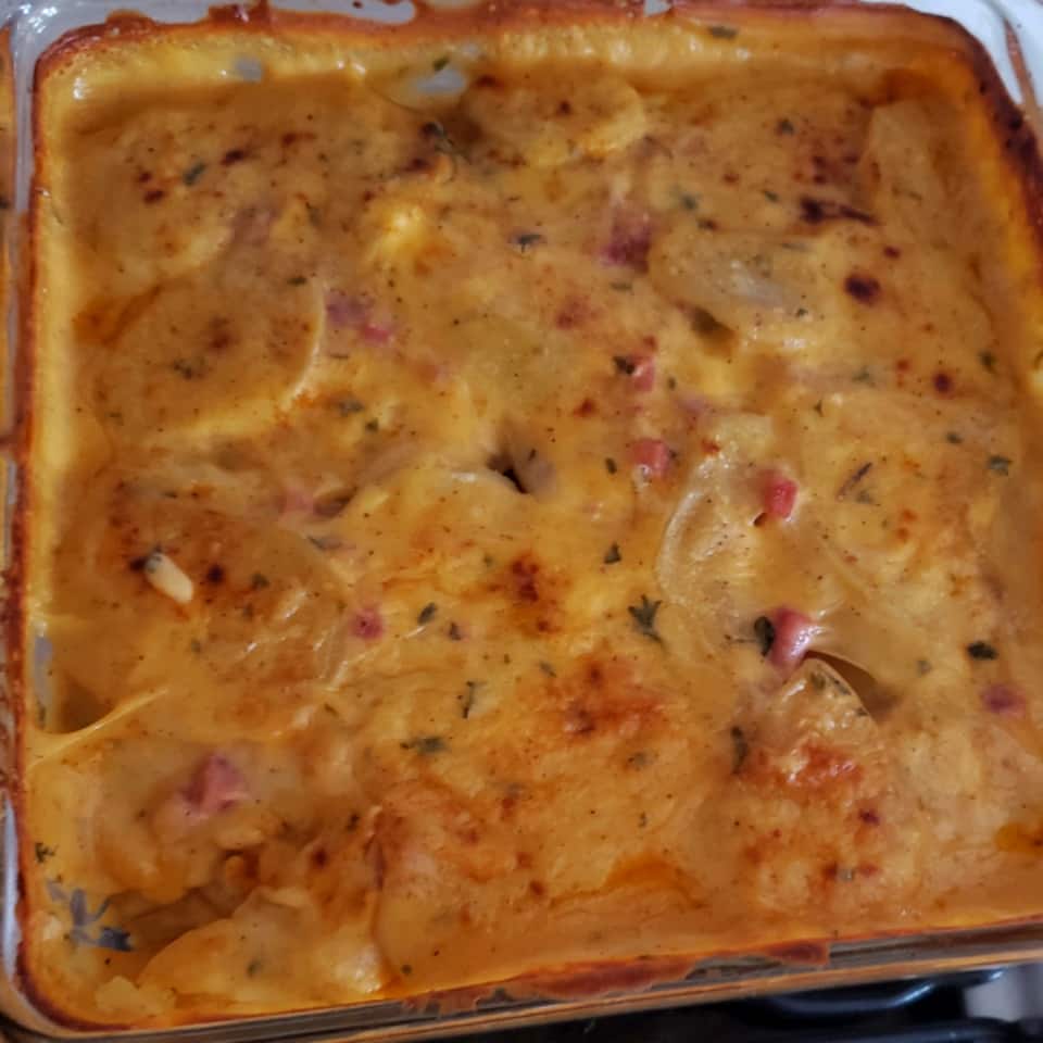 Cheesy Scalloped Potatoes with Ham