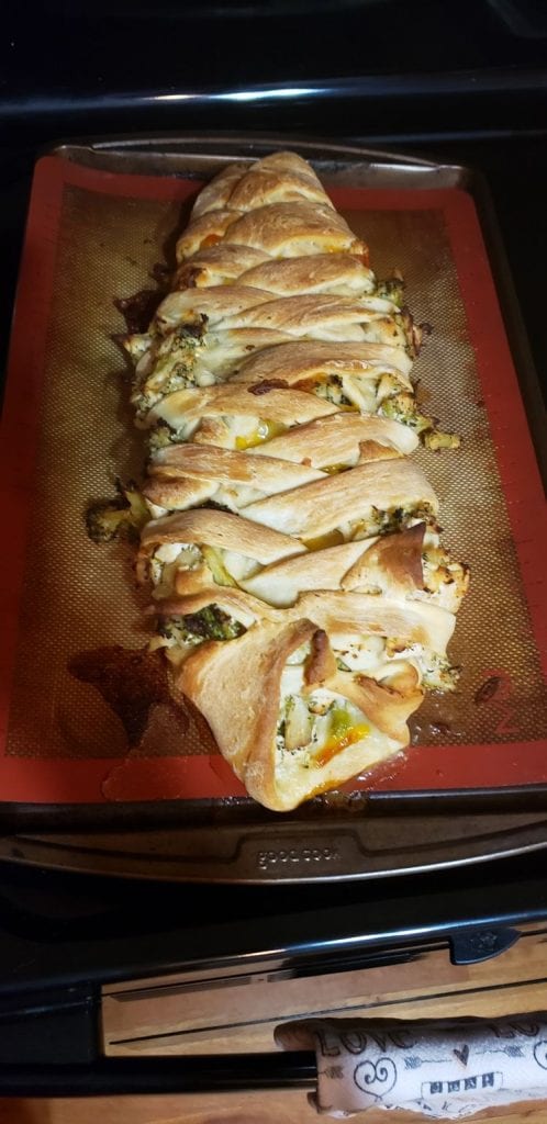 CHEESY CHICKEN BROCCOLI BRAID