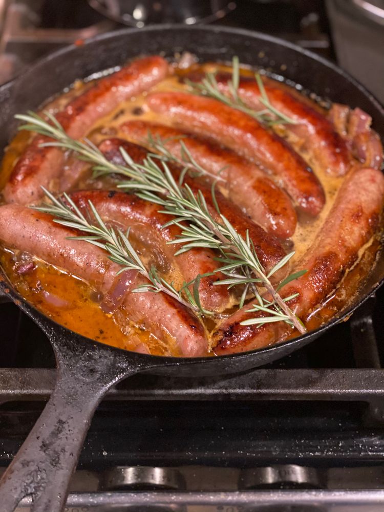 OKTOBERFEST BRATWURST IN BEER WITH ONIONS