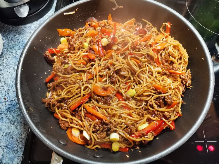 HOISIN BEEF NOODLES