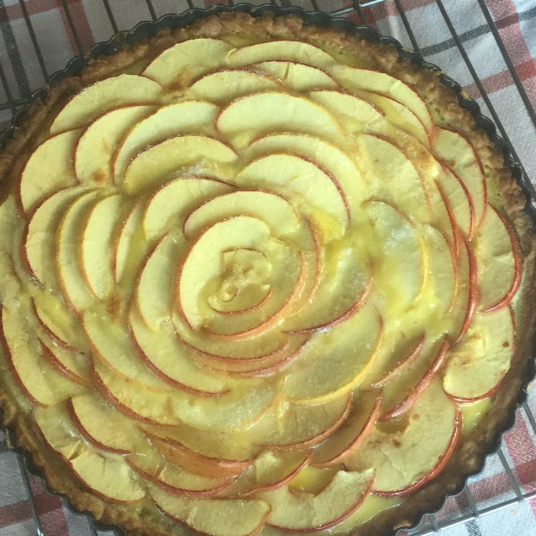 Apple Crumble and Custard Tart