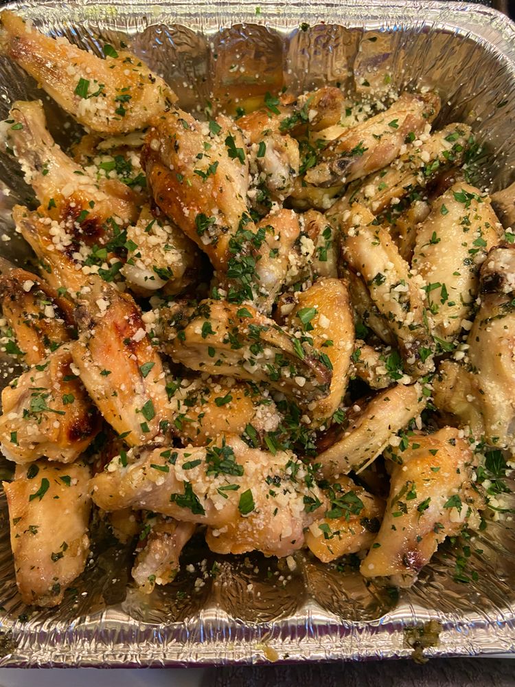 CRISPY BAKED GARLIC PARMESAN CHICKEN WINGS