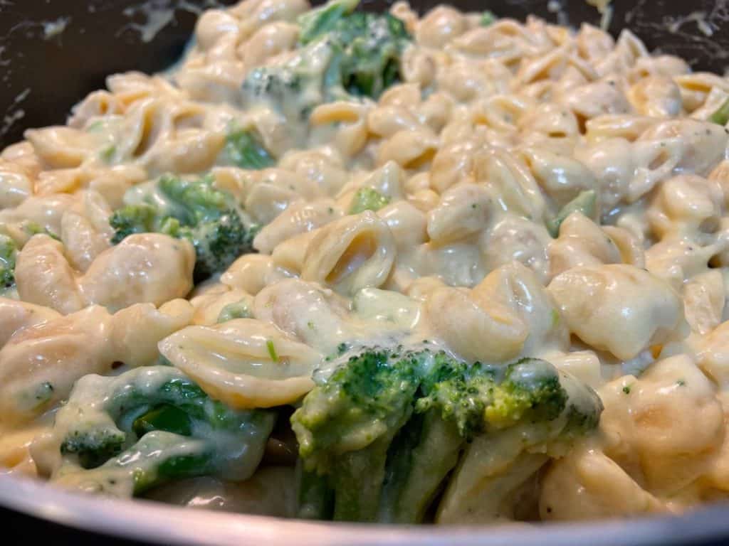 The Easiest Creamy Broccoli Mac and Cheese