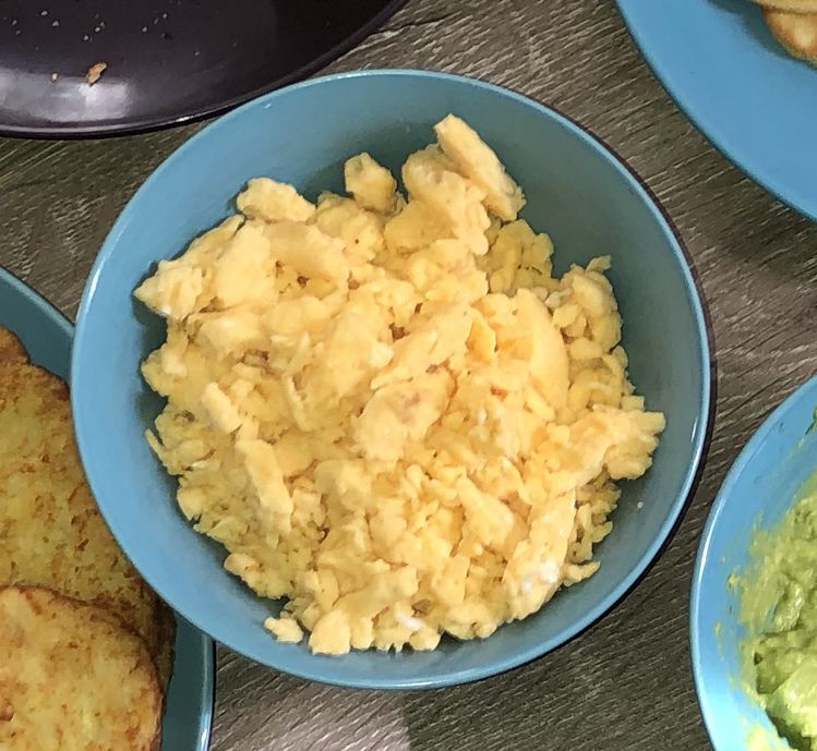 HOW TO MAKE PERFECT, FLUFFY SCRAMBLED EGGS