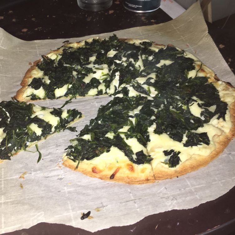 ROASTED GARLIC SPINACH WHITE PIZZA