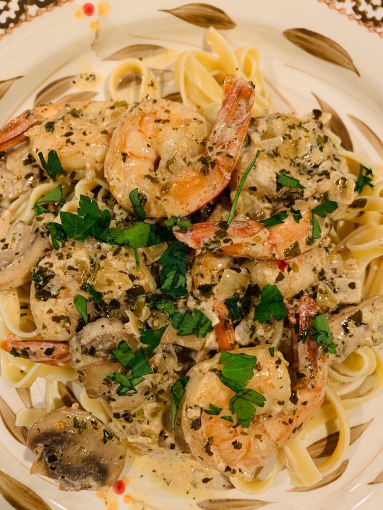 SHRIMP PESTO PASTA WITH SPINACH AND MUSHROOMS