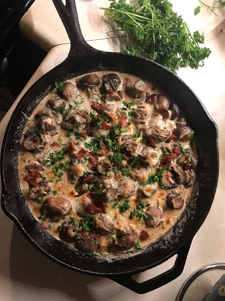 CREAMY GARLIC MUSHROOMS AND BACON