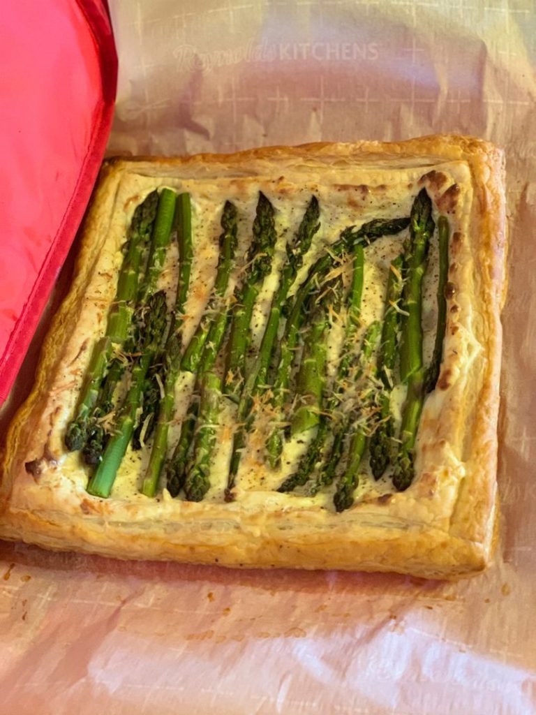 Cheesy puff pastry asparagus tart