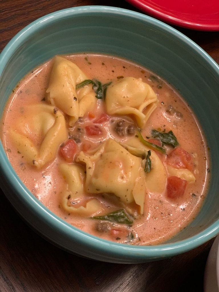 Slow Cooker Tomato Tortellini Soup