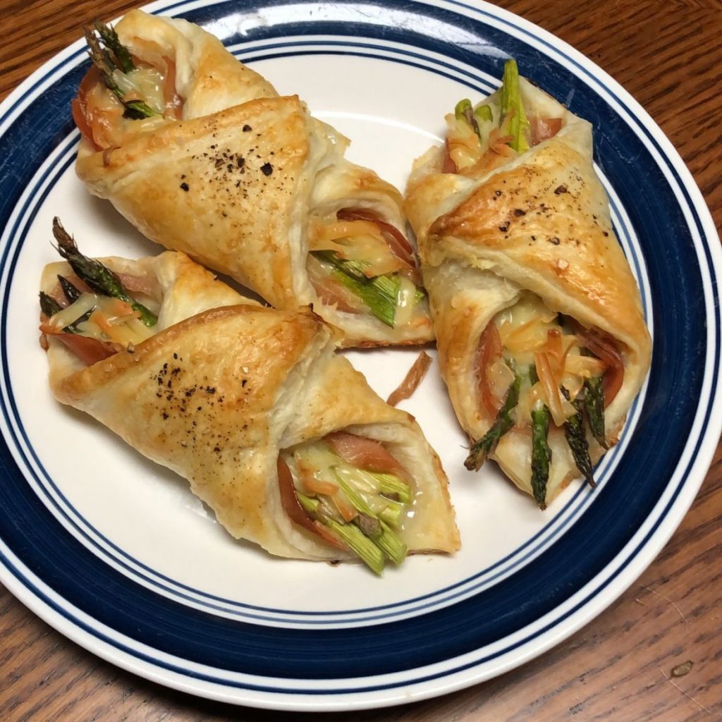 Cheesy Asparagus Puff Pastry Bundles